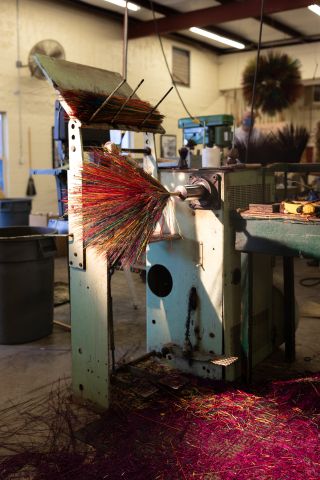Broom making machine with colourful fibres