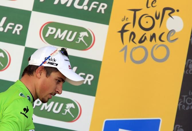 Now the leader of the points classification, Peter Sagan heads to the podium