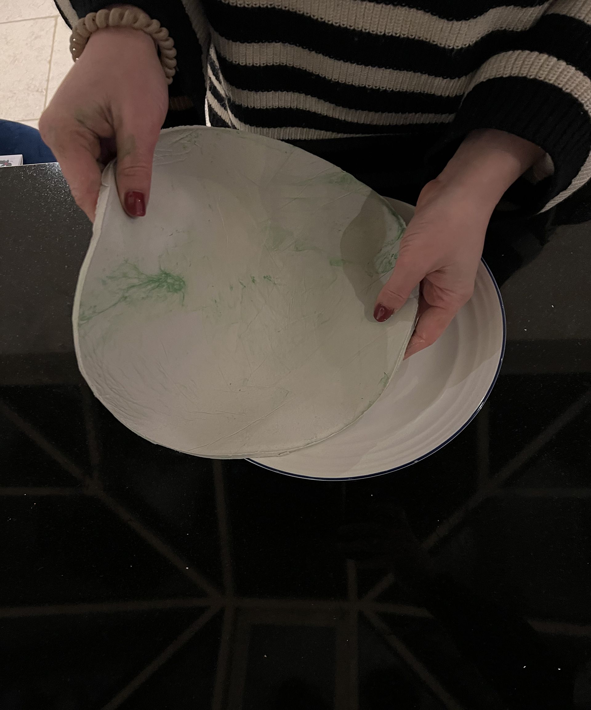 tanah liat kering di udara di atas meja