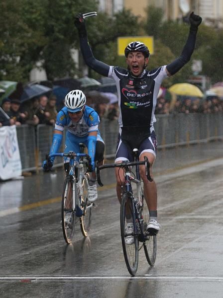 Monteo Montaguti (De Rosa-Stac Plastic) bests Filippo Savini (CSF Inox) for the win.
