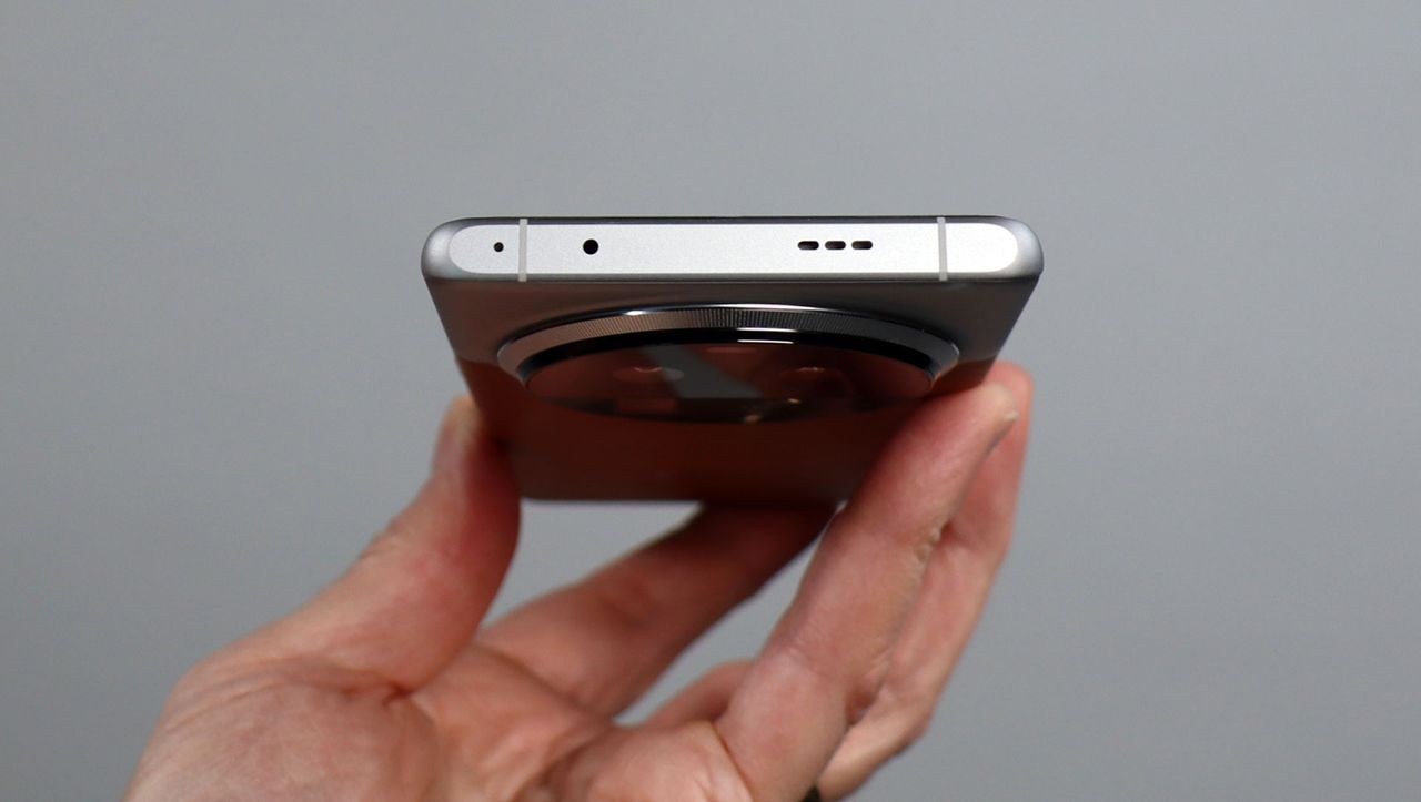 Oppo Find X6 Pro top edge
