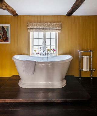Yellow bathroom ideas with painted panels