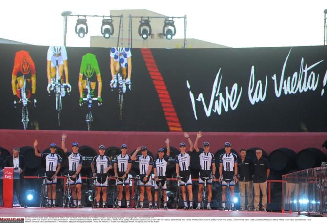 Giant-Shimano wave to the crowd