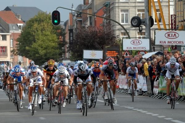 Haedo (Saxo Bank) on his way to victory over Yauheni Hutarovich (Fran&ccedil;aise Des Jeux) and Roger Hammond (Cervelo TestTeam).