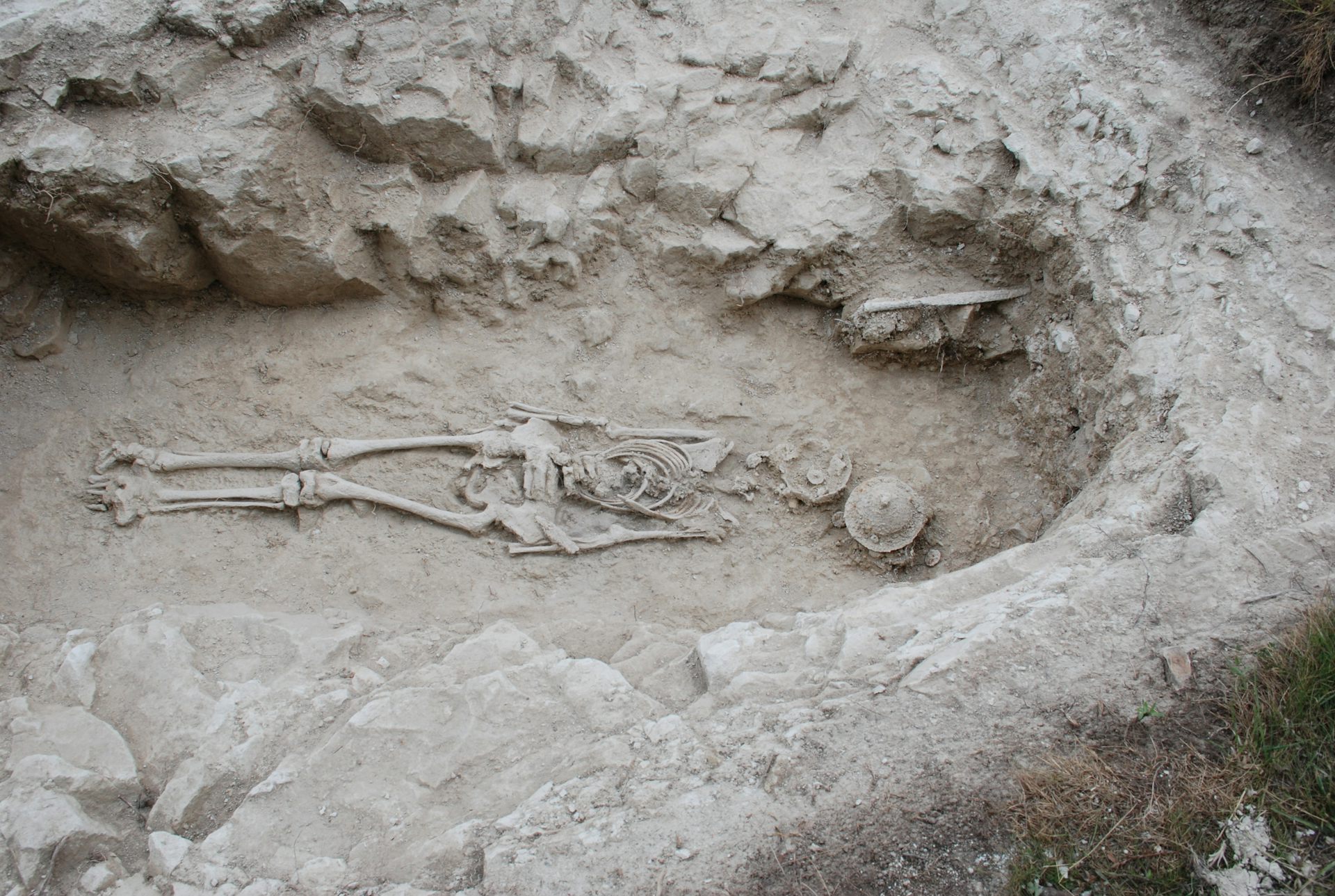 The grave of a child with grave goods in a pit