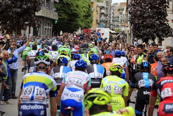 The Giro peloton en route from Cosenza to Matera on stage 5