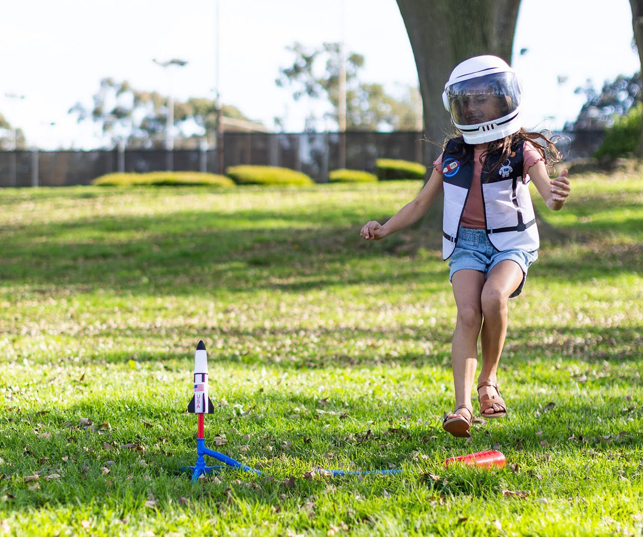 Los juguetes Stomp Rocket, como el Saturn V de la nueva colección de la NASA que se ve aquí, tienen como objetivo enseñar a los niños sobre la fuerza, el impulso y los ángulos de lanzamiento mientras juegan.