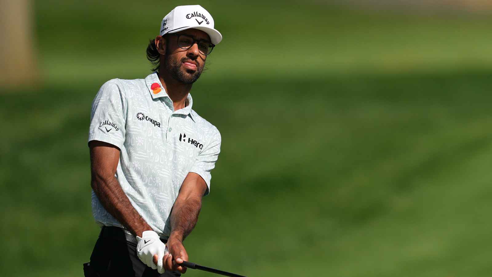 Akshay Bhatia hits a chip shot