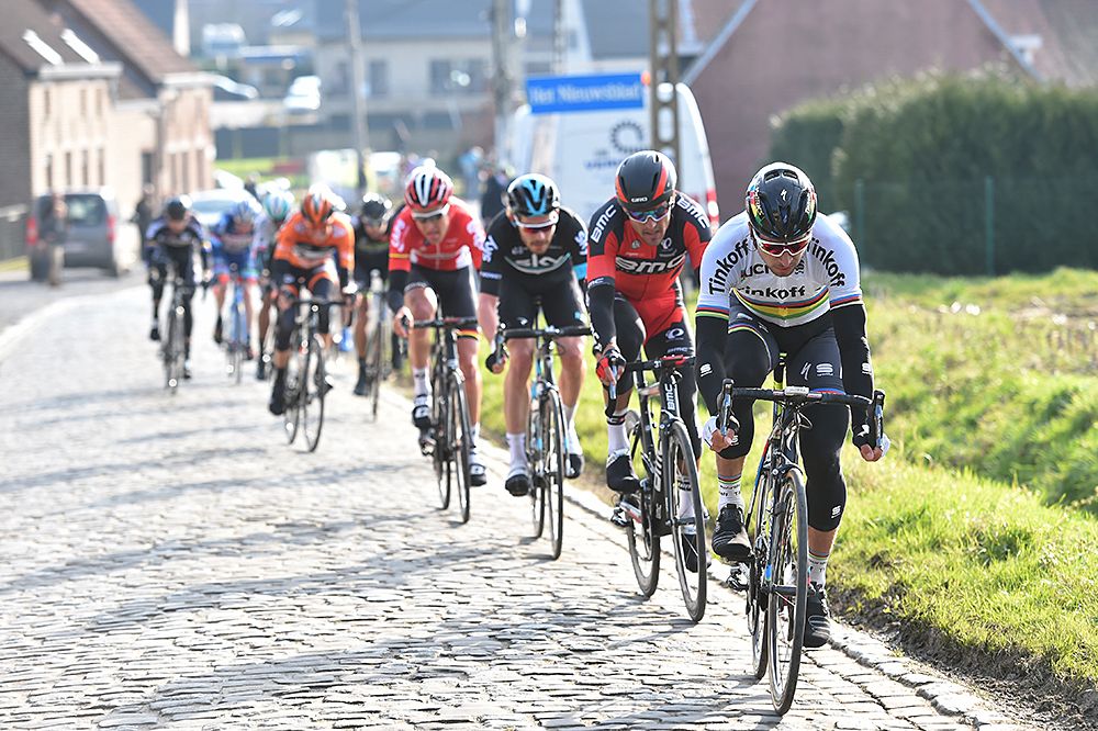 The peloton in single file at Omloop Het Nieuwsblad