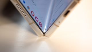 Examining the display crease of the Samsung Galaxy Z Fold 5