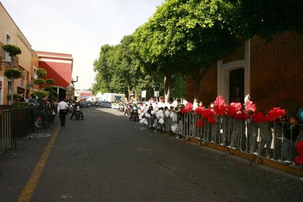 Crowds wait for the race in Tlaxcala.