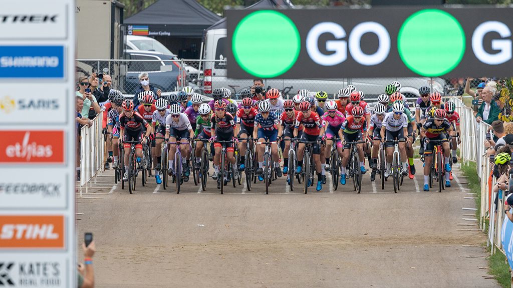 Start of the UCI Waterloo Cyclo-cross World Cup in the elite women's race 2021