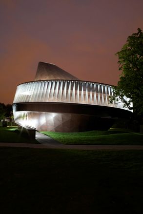 Illuminated, round structure