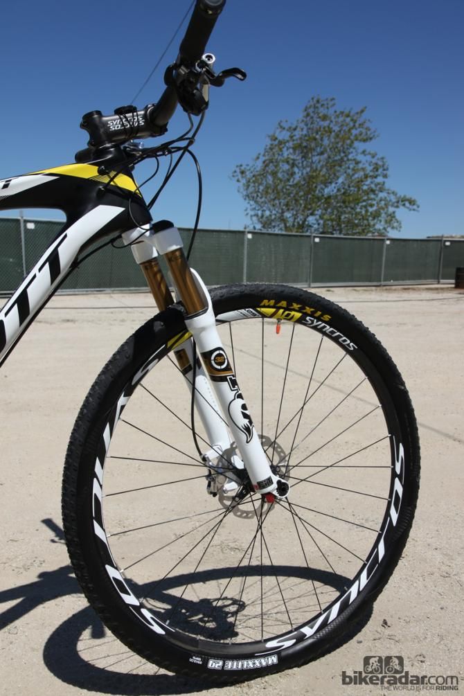 Geoff Kabush's (Scott-3Rox) Scott Spark 900 is pictured here with Syncros carbon wheels but the Canadian rider has frequently been seen racing on Stan's NoTubes aluminum hoops instead.