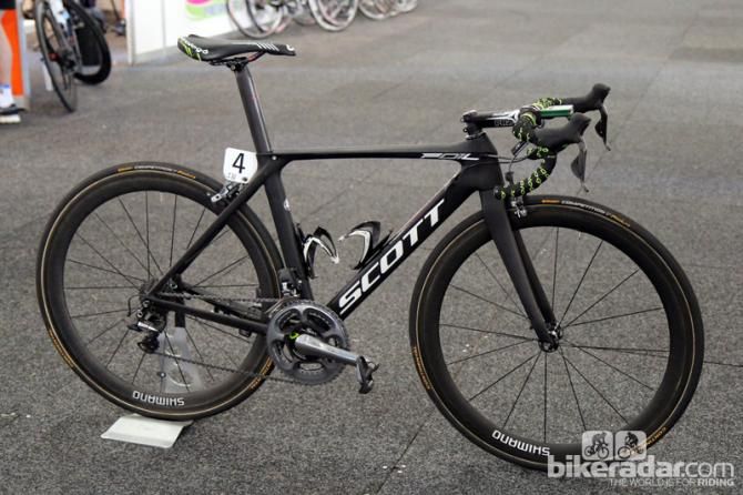Matthew Goss's (Orica-Greenedge) Scott Foil looks like it has just a basic matte black finish but in fact, it's anything but ordinary.