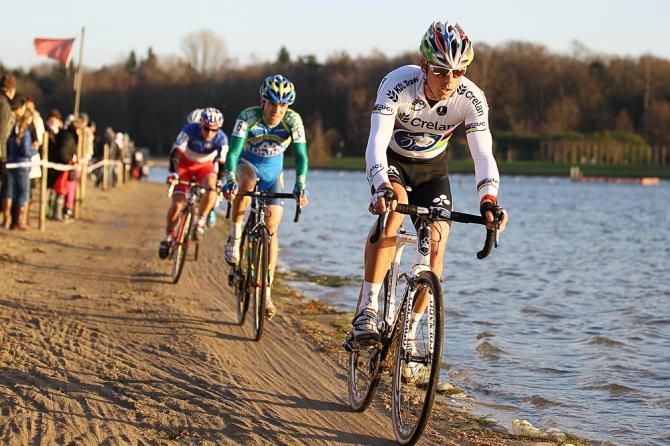 Nys leads Aernouts and Mourey along the beach