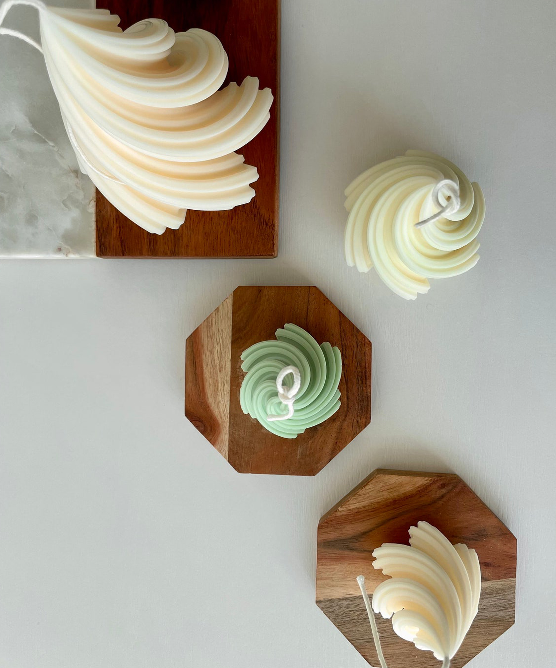 Lilin berbentuk pohon berputar-putar