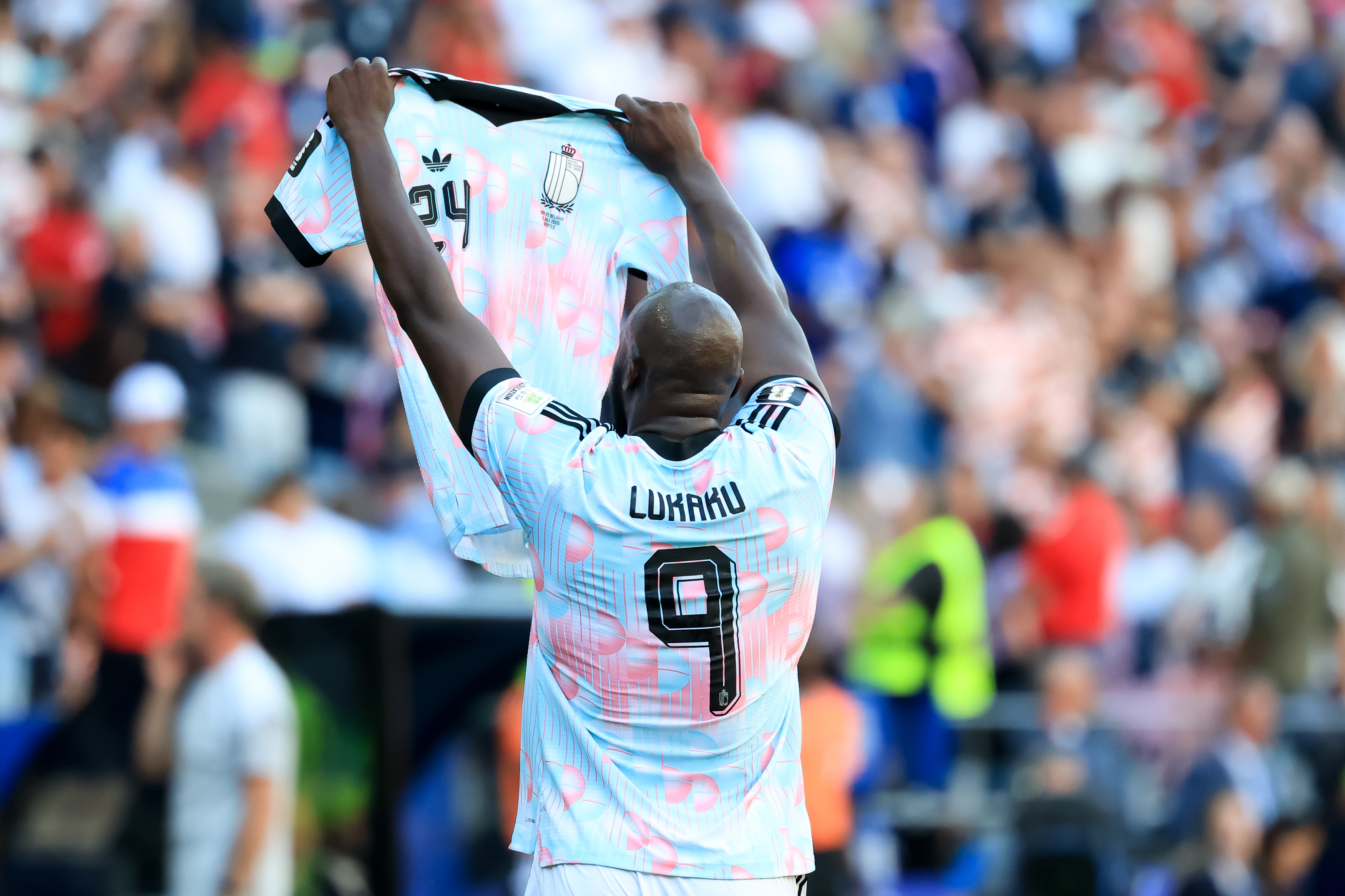 SEATTLE, WASHINGTON - JULY 6: Romelu Lukaku of Belgium holds up the shirt of Amadou Onana after scoring Belgium&amp;amp;apos;s fourth goal during the FIFA World Cup 2026 Round of 16 match