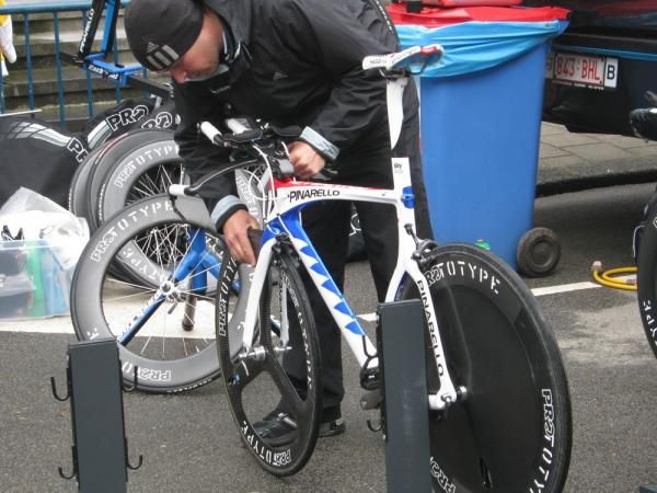 The Team Sky mechanic changes the front wheel on Wiggins' bike