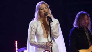 Kate Hudson performs her single "Glorious" on The Voice Season 25 finale on May 21, 2024.