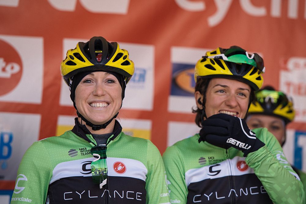 Shelley Olds and Valentina Scandolara smile to the crowds at sign in - 2016 Omloop van het Hageland - Tielt-Winge