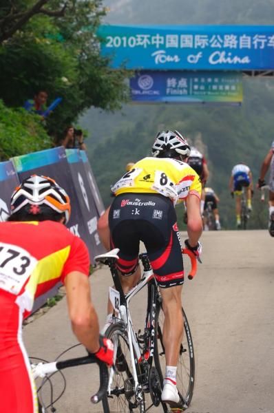 Dave Tanner rode hard to minimise his losses but still lost the race lead.