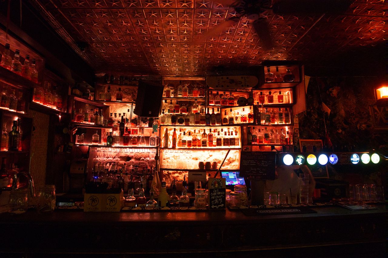 Sample image shot using the Sony Alpha A6700 of a bar in Bordeaux
