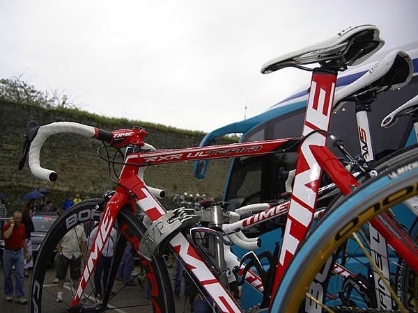 The RXR Ulteam front triangle uses more heavily shaped tubes and sharper lines than the RXS.