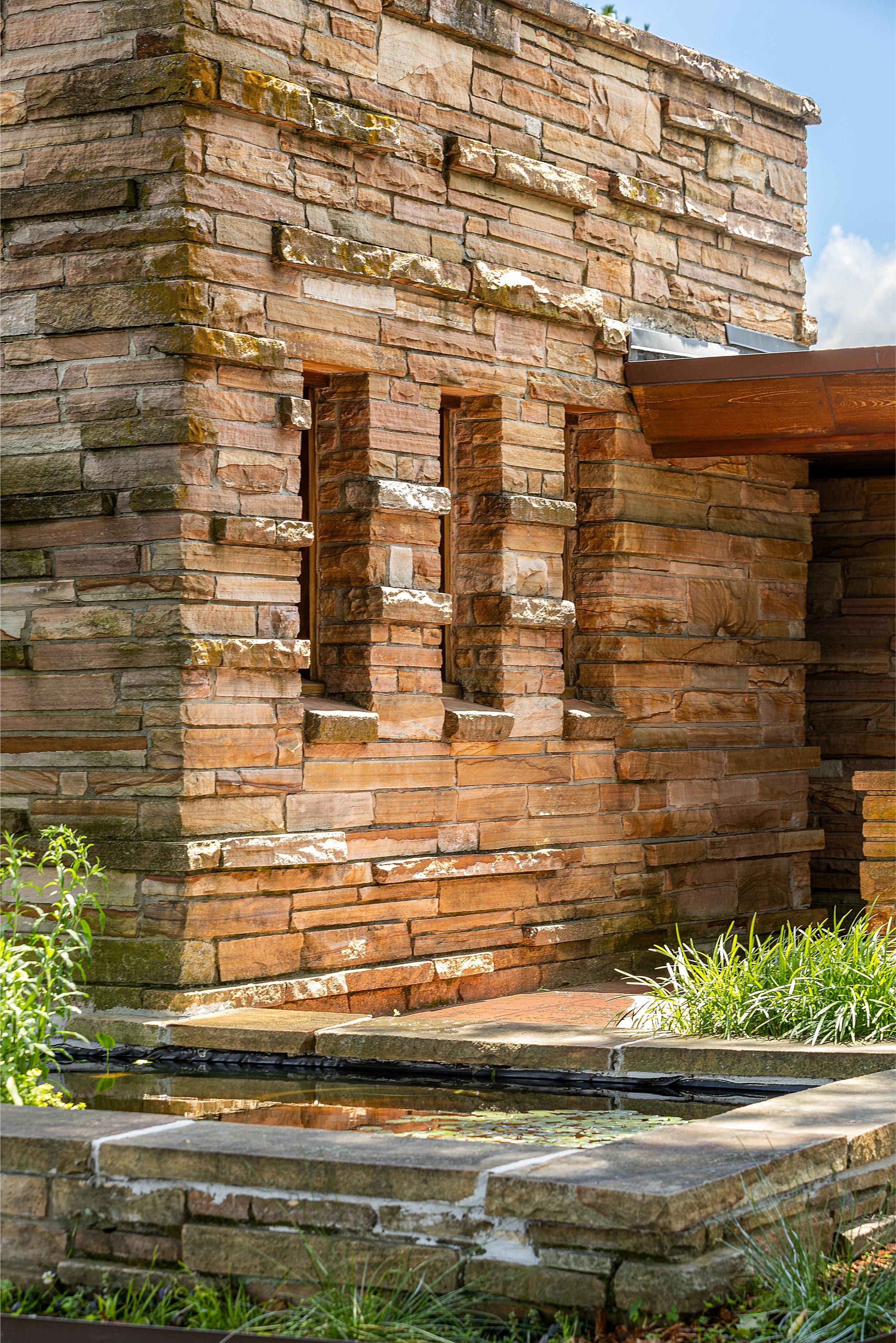 frank lloyd wright shavin house in tennessee, on the market for $1.6 million
