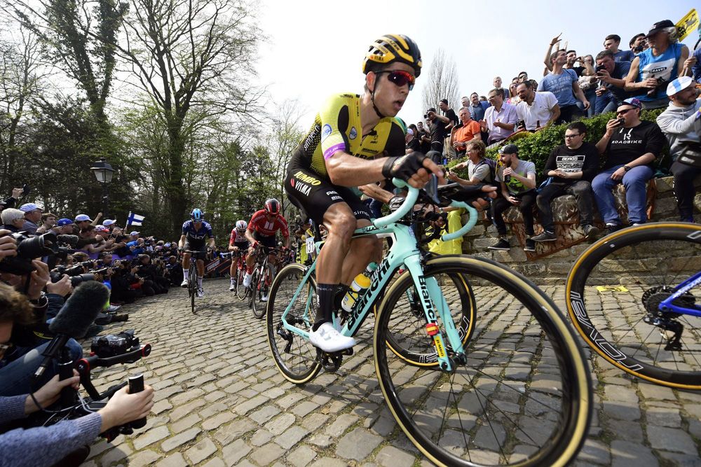 Wout van Aert (Jumbo-Visma) suffers
