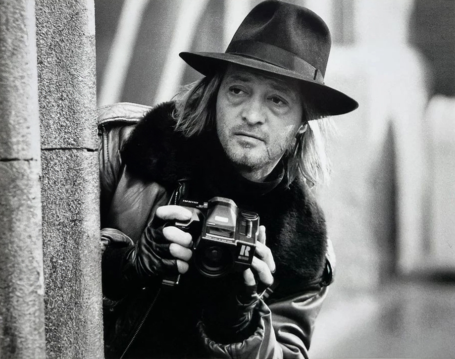 Movie still from Batman (1989) depicting Bob the Goon (Tracey Walter) holding the Ricoh Mirai camera