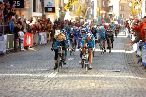 Tyler Farrar (Garmin-Transitions) gets it by a whisker in De Panne