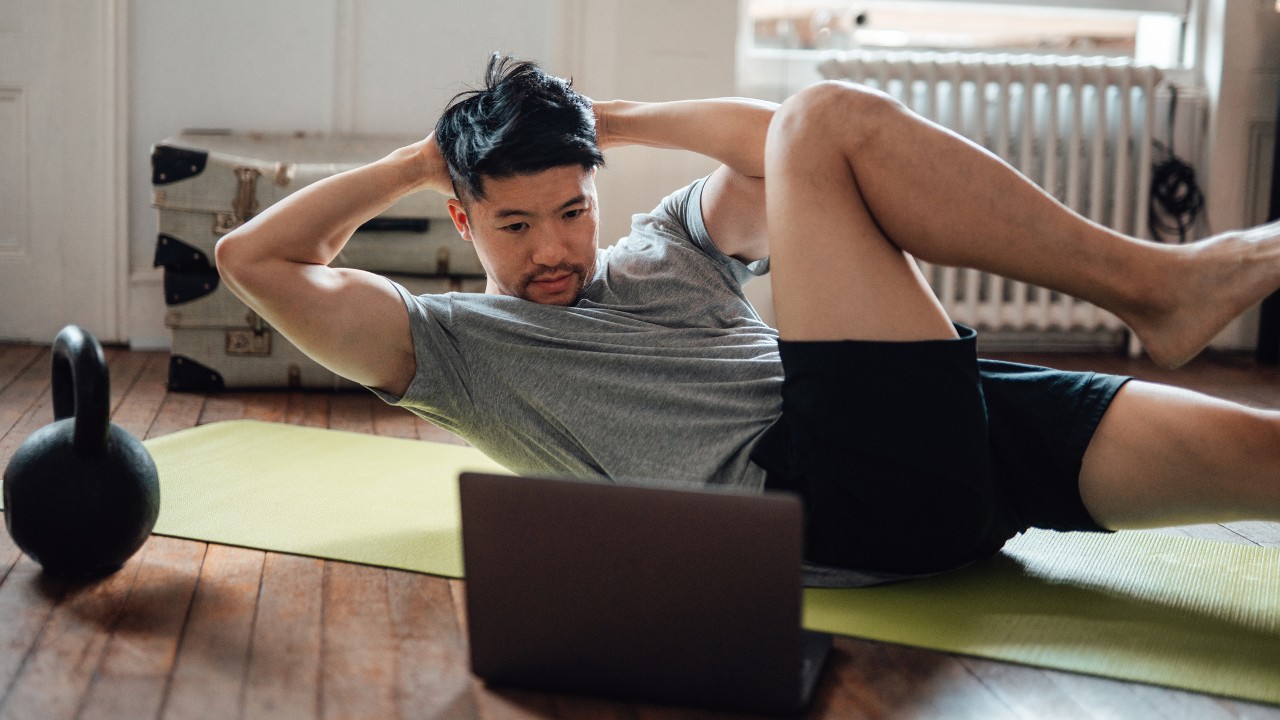 Man doing bike crunches at home