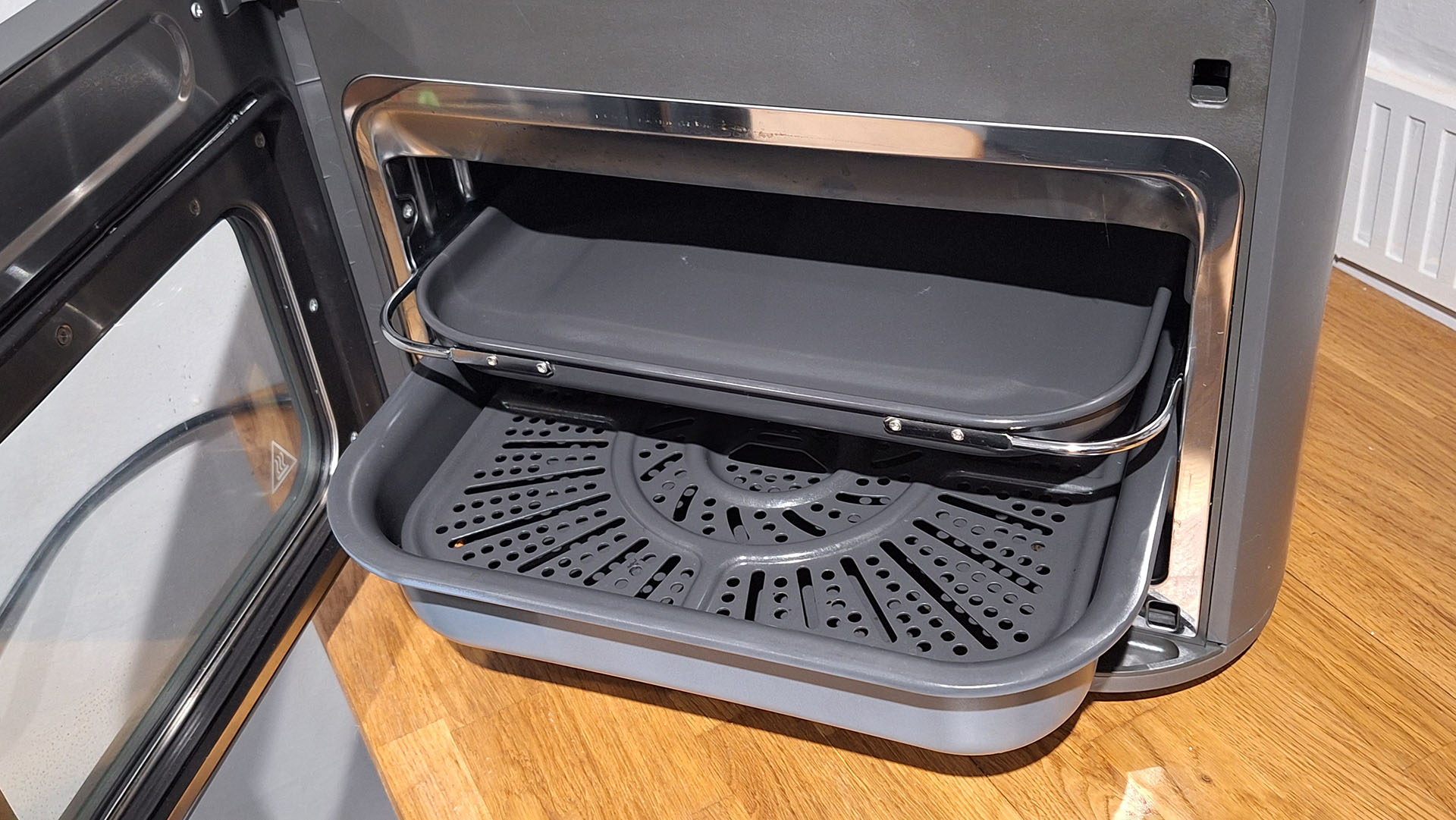 Crisper tray and baking tray inside cooking cavity of Ninja Combi Multi-Cooker