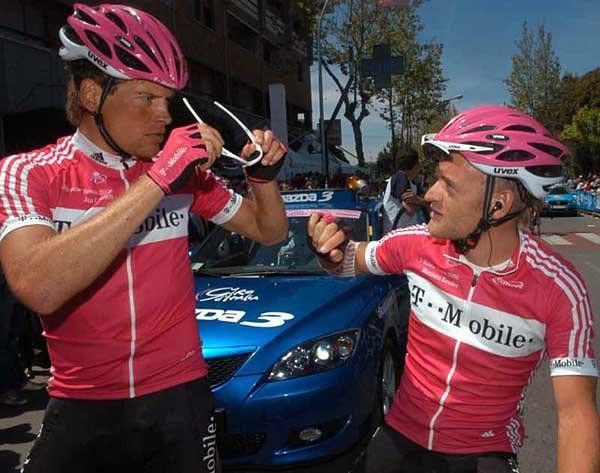 Jan Ullrich (l) and Matthias Kessler discuss the intricacies of bike pumps before the start