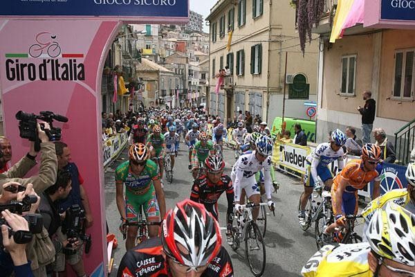 The riders depart Pizzo Calabro
