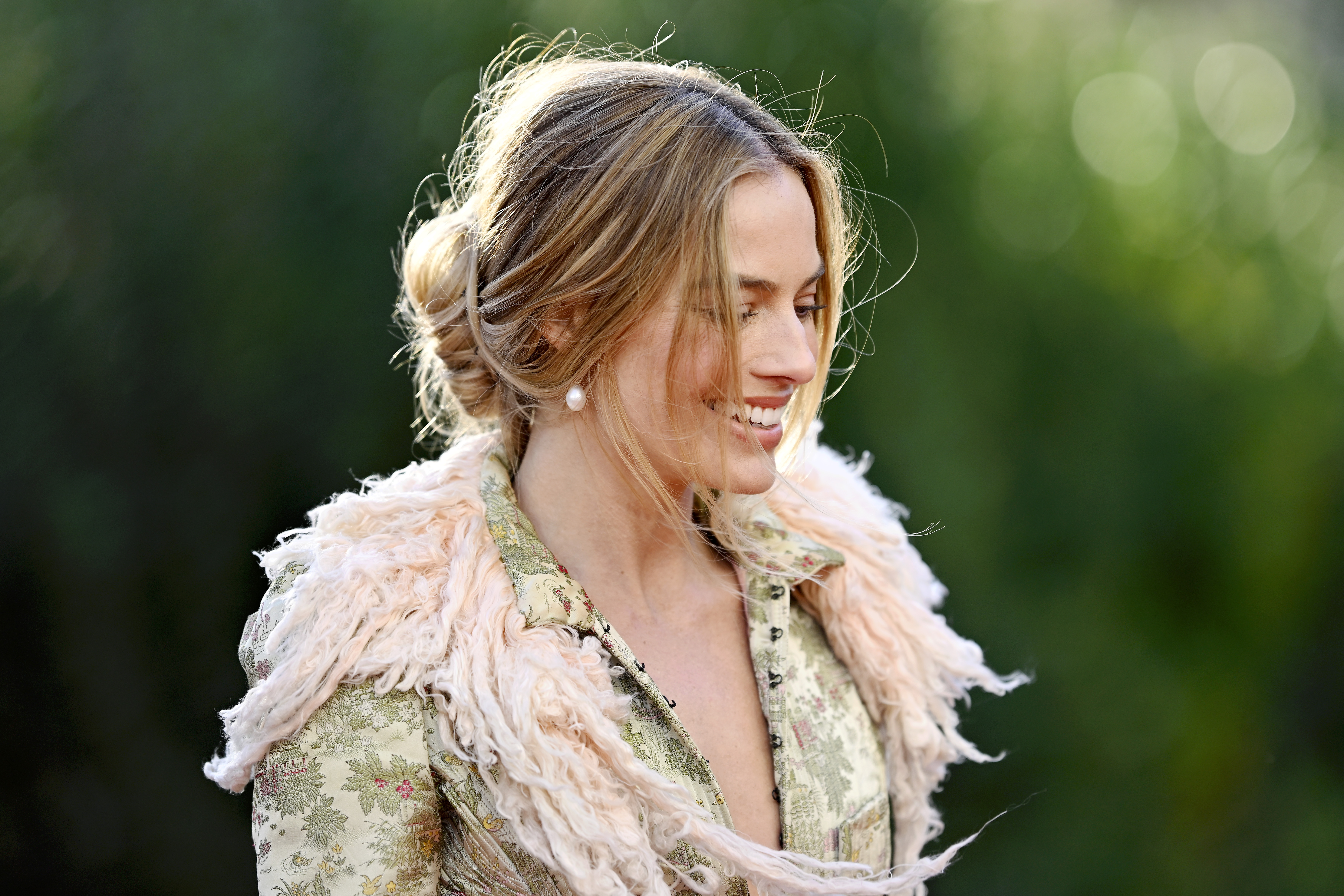 Margot Robbie attends the "Wuthering Heights" Photocall at Spencer House on February 04, 2026 in London, England.