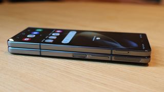 Samsung Galaxy Z Fold 4 – i sammenbrettet tilstand.