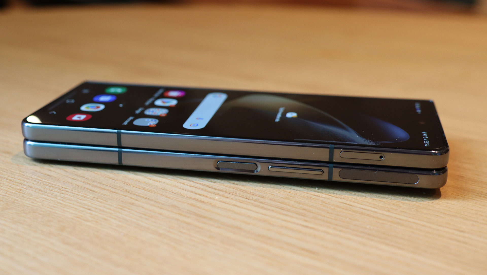 Samsung Galaxy Z Fold 4 di lato