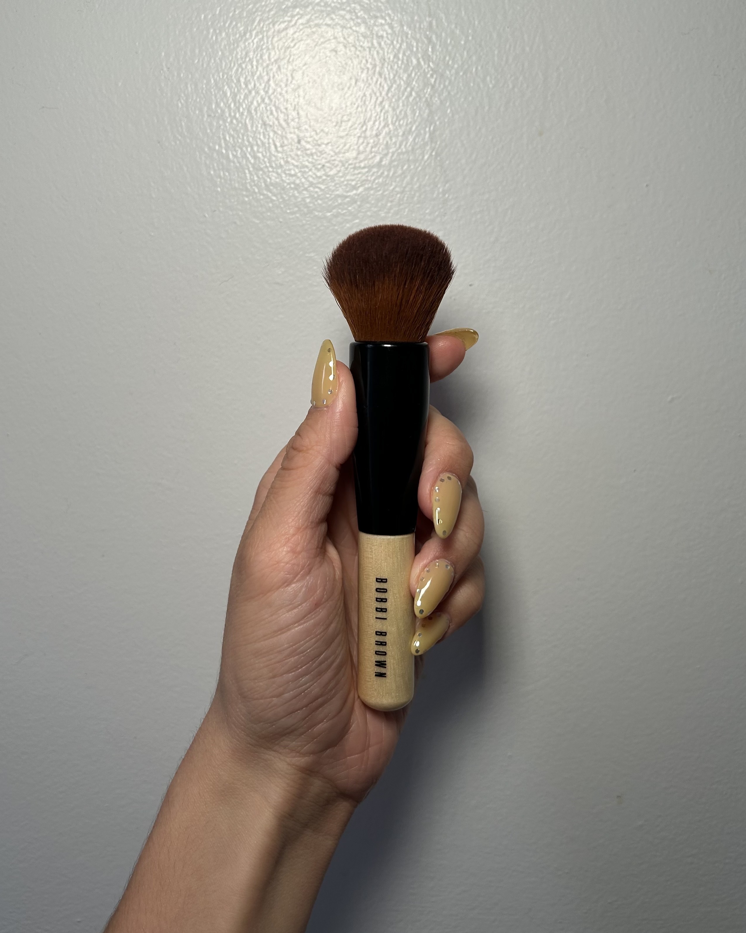 Alyssa Brascia holding the Bobbi Brown Full Coverage Face Makeup Brush.