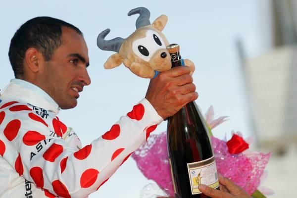 Ahad Kazemi Sarai (Tabriz) thanks the crowd after receiving the KOM jersey.