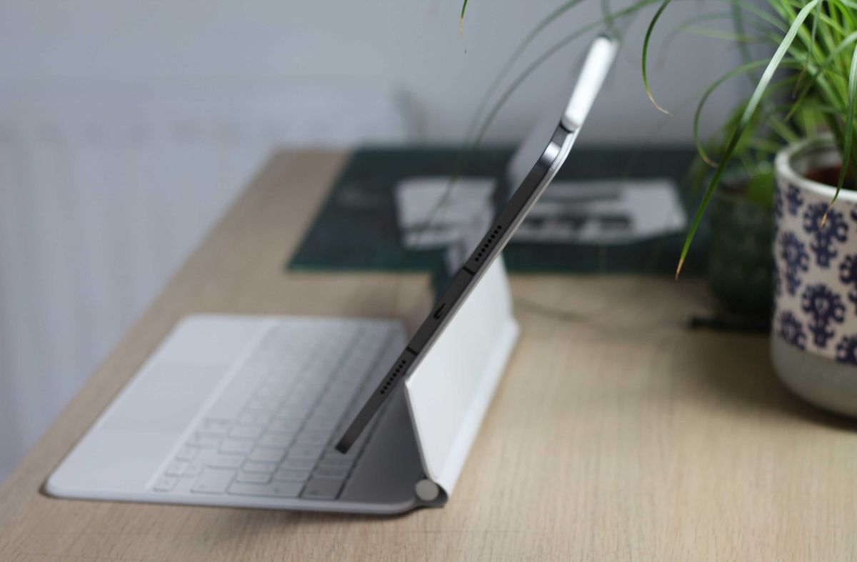 iPad Pro 11-inch 2021 with Magic keyboard and apple pencil