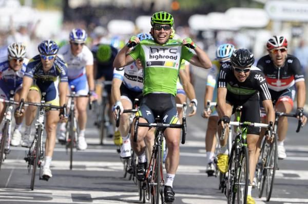 Cavndish crosses the on the final stage of the Tour to make history