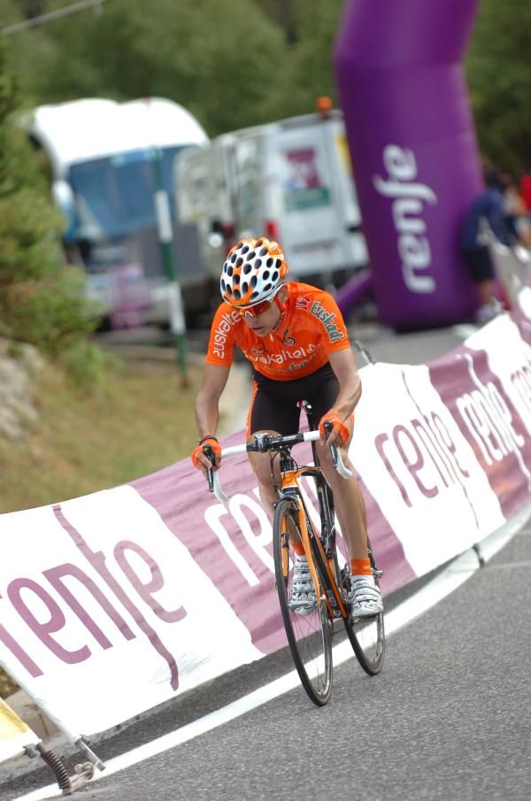 Igor Anton (Euskaltel-Euskadi) riding into the red jersey.