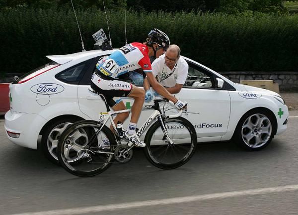Andy Schleck (Saxo Bank) at the doctor's car in the Cl&aacute;sica San S&eacute;bastien.