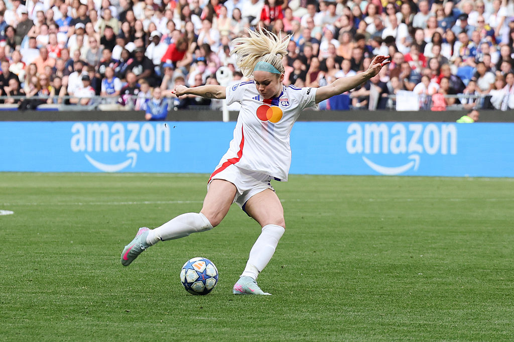 Ellie Carpenter about to kick the ball