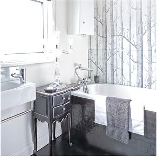 bathroom with wallpaper and bathtub