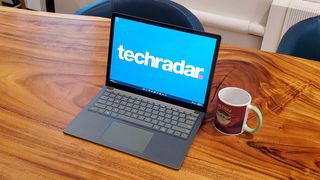 Microsoft Surface Laptop 5 sur un bureau en bois