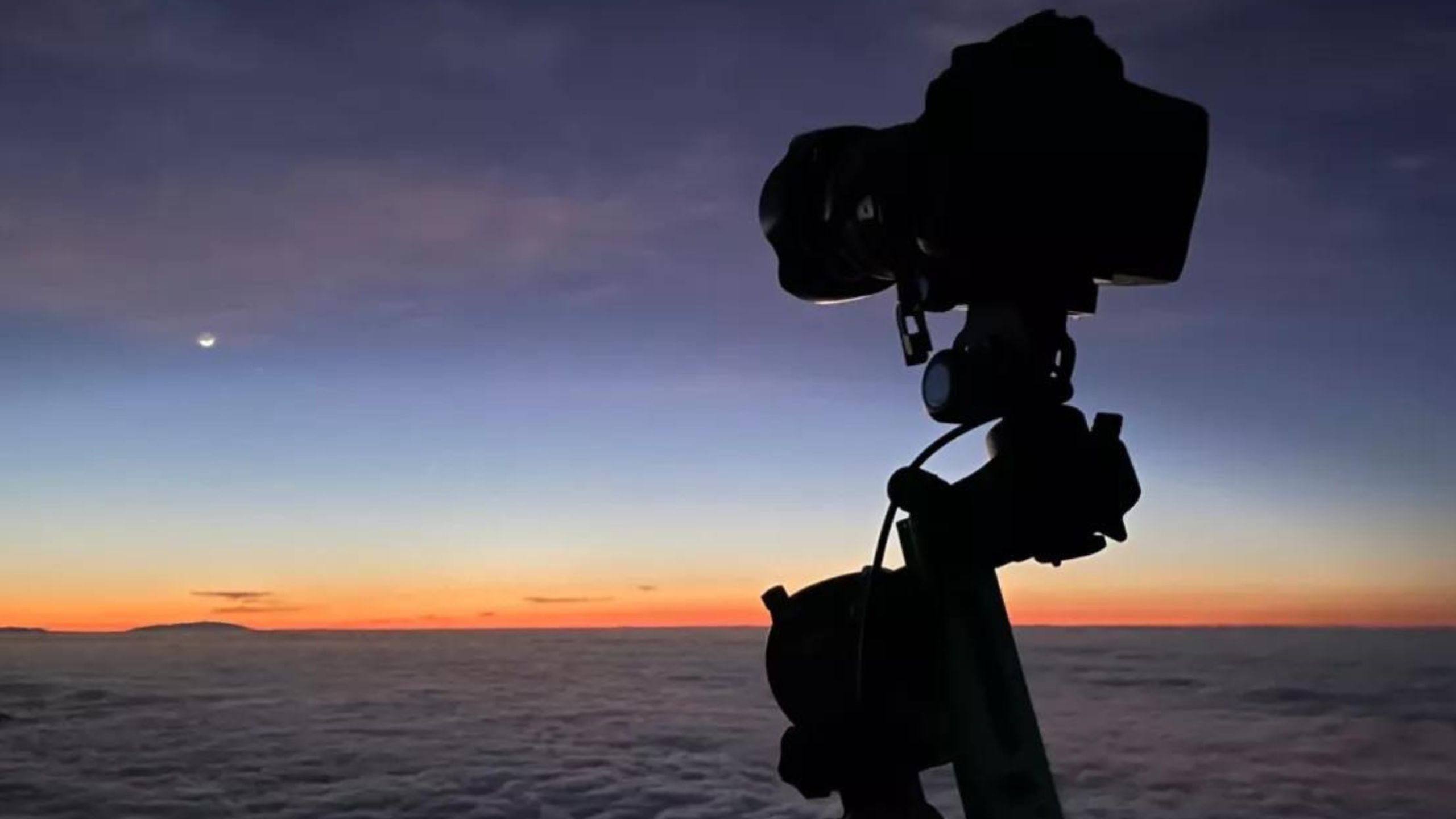 The sky-watcher star adventurer mini in use above the cloud line on a mountain at twilight