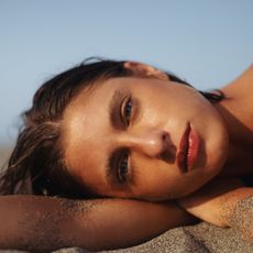 best tanning water - woman with glowy bronzed skin